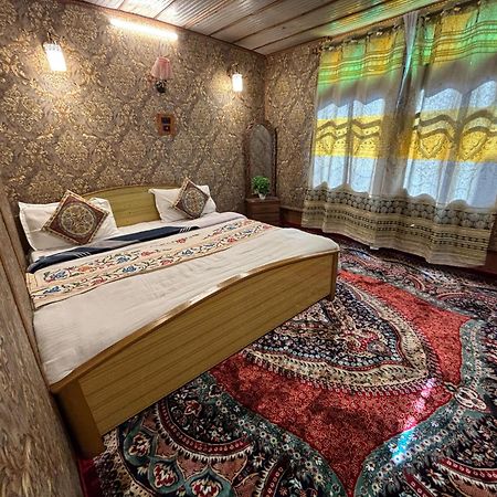 Hotel Houseboat New Suzan Srīnagar Exterior foto