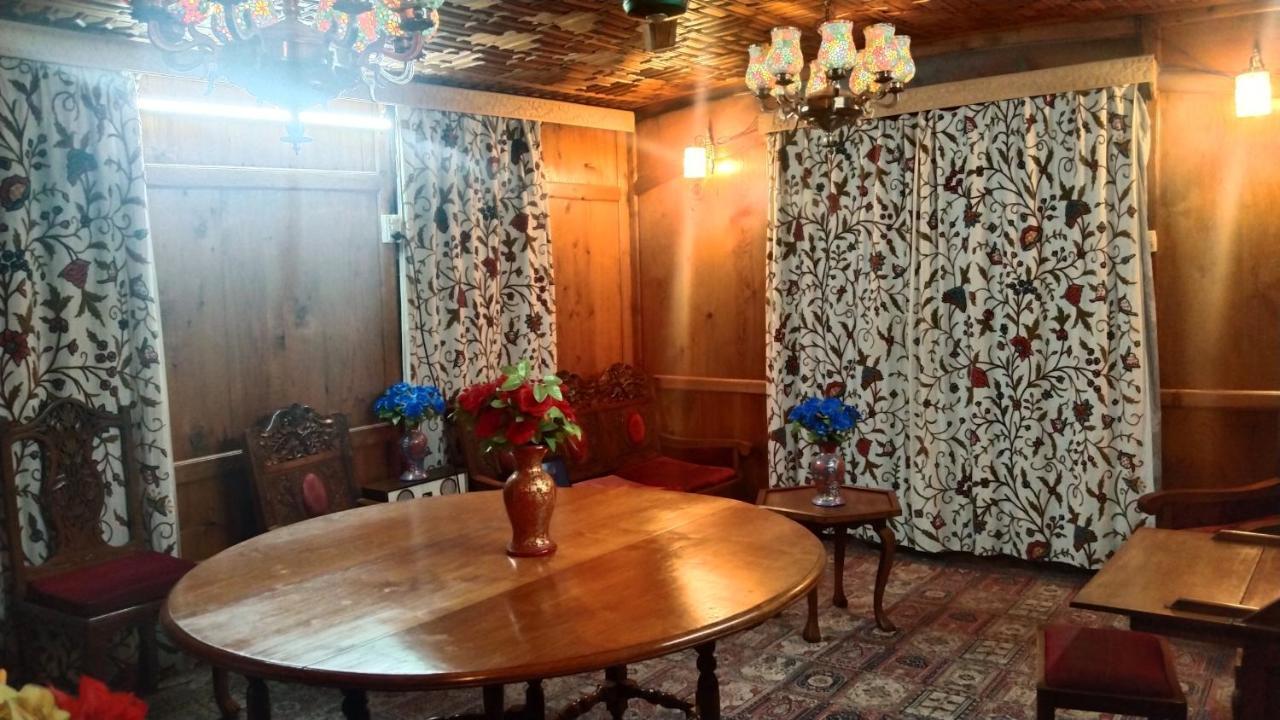 Hotel Houseboat New Suzan Srīnagar Exterior foto