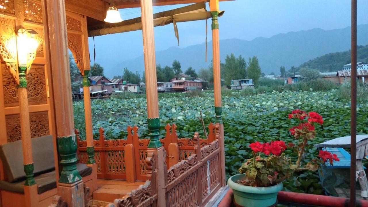Hotel Houseboat New Suzan Srīnagar Exterior foto