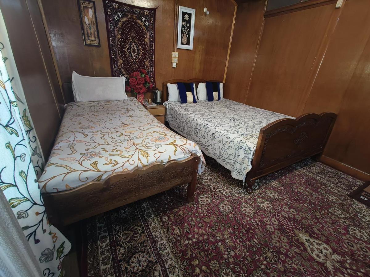 Hotel Houseboat New Suzan Srīnagar Exterior foto