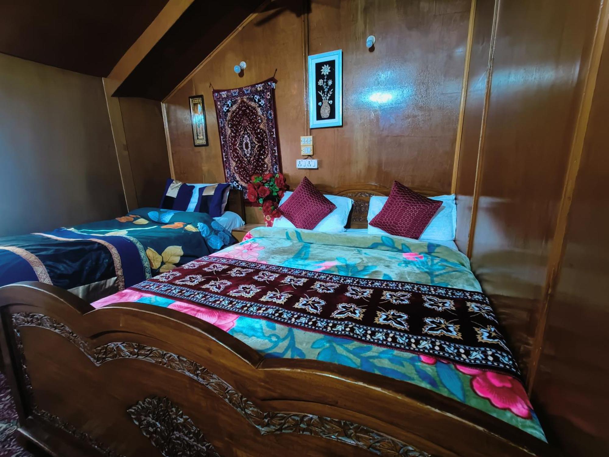 Hotel Houseboat New Suzan Srīnagar Exterior foto