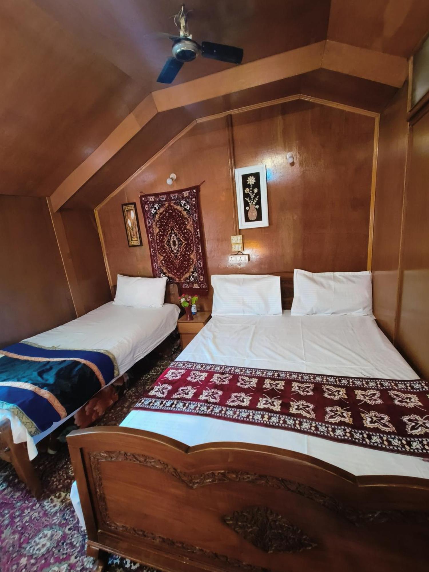 Hotel Houseboat New Suzan Srīnagar Exterior foto