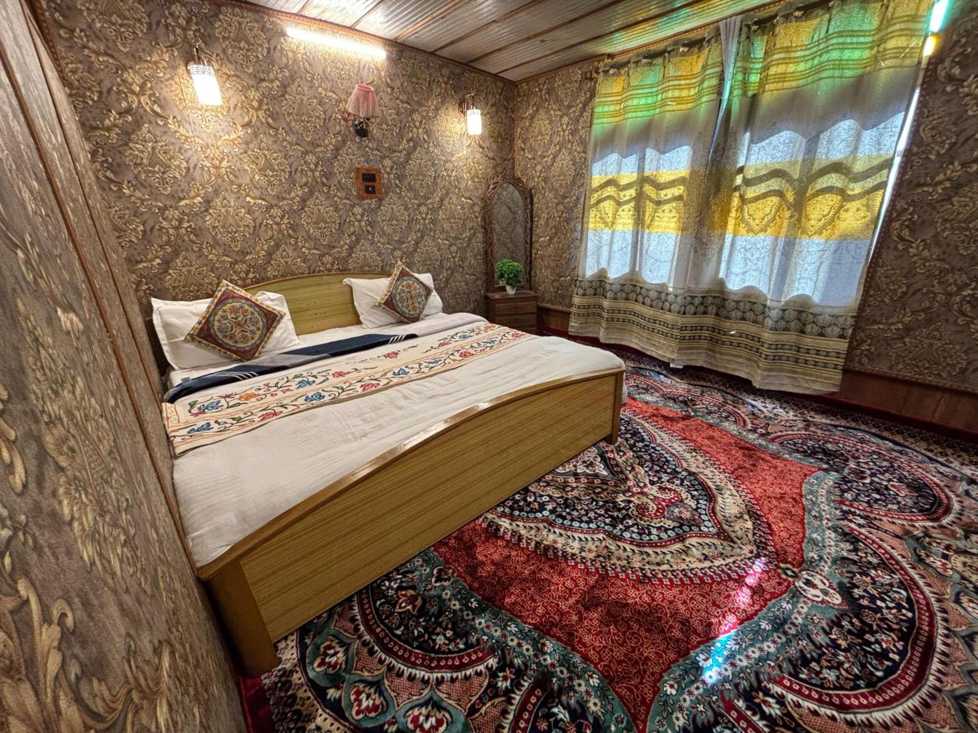 Hotel Houseboat New Suzan Srīnagar Exterior foto