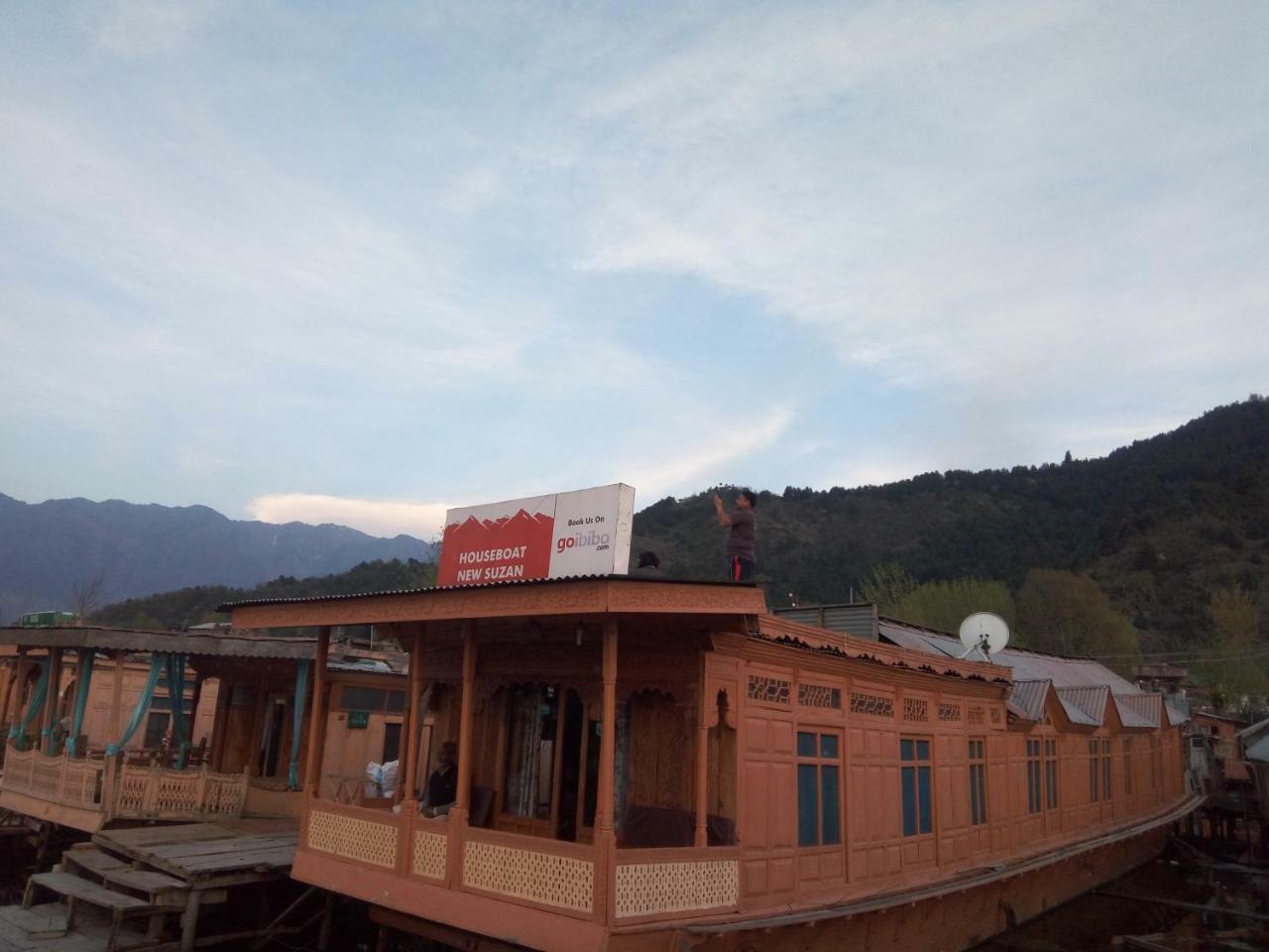 Hotel Houseboat New Suzan Srīnagar Exterior foto